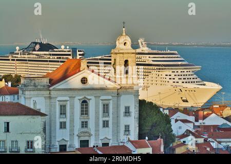 Le grand bateau de croisière MSC Preziosa se trouve sur le quai d'Alfama, à Lisbonne, au Portugal Banque D'Images