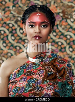 Maquillage, portrait et une femme à la mode pour la culture isolée sur un fond de studio ou mur. Peinture de visage, déesse tribale et un jeune modèle avec Banque D'Images