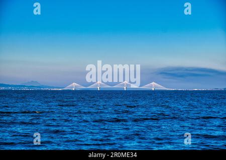 Vue sur le pont Rion-Antirion, officiellement connu sous le nom de pont Charilaos Trikoupis qui traverse le golfe de Corinthe, en Grèce Banque D'Images