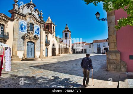 Vieil homme avec canne, Torre do Relógio à Praça da República, Sao Joao de Pesqueira, Nord du Portugal, Portugal Banque D'Images