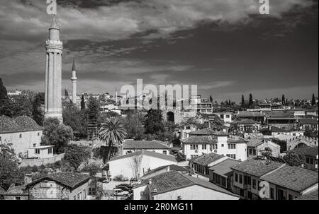 Vue sur les toits de tuiles rouges et les anciens minarets de la mosquée dans la vieille ville de Kaleici à Antalya, Turquie (Turkiye). Ce règlement historique W Banque D'Images