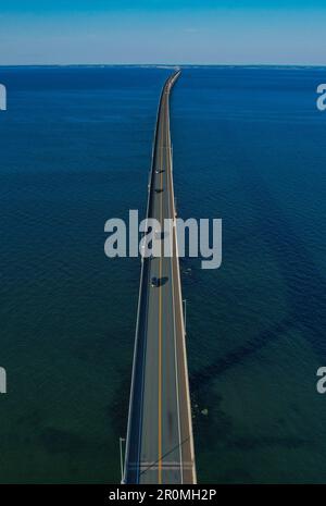 Une vue aérienne stupéfiante d'une zone pittoresque en bord de mer avec un long pont qui s'étend sur les eaux tranquilles Banque D'Images
