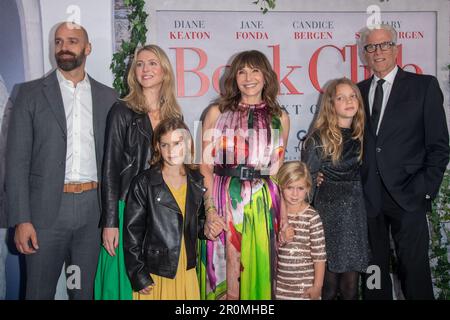 New York, New York, États-Unis. 8th mai 2023. (NOUVEAU) "Book Club: The Next Chapter" New York Premiere. 08 mai 2023, New York, New York, Etats-Unis : Ted Danson (R) et Mary Steenburgen (C) posent avec des invités à la première de "Book Club: The Next Chapter" au AMC Lincoln Square Theatre on 08 mai 2023 à New York. (Credit image: © M10s/TheNEWS2 via ZUMA Press Wire) USAGE ÉDITORIAL SEULEMENT! Non destiné À un usage commercial ! Banque D'Images