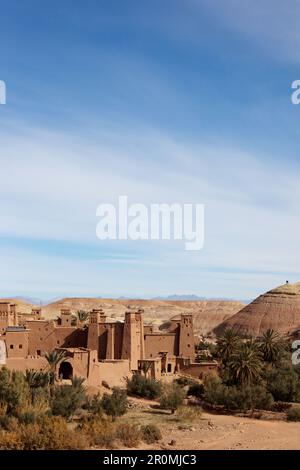 Vue sur la Kasbah ait Ben Haddou et le désert, ait Ben Haddou, Maroc Banque D'Images