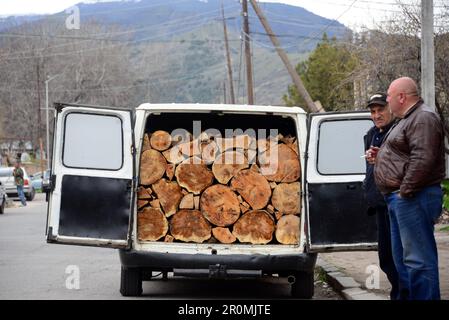 Pick-up avec bois fraîchement abattu à Garni à l'est d'Erevan, Arménie, Asie Banque D'Images