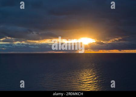 Lever de soleil sur la mer, vue de Königsstuhl, parc national de Jasmund, Rügen, mer Baltique, Mecklenburg-Vorpommern, Allemagne Banque D'Images
