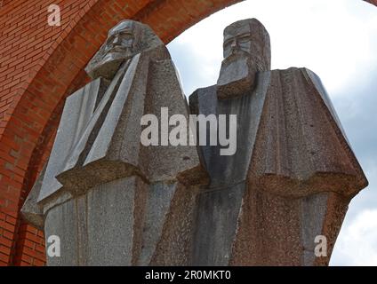 Statue de Marx & Engels, parc Memento de Budapest, Szoborpark, Hongrie - Karl Marx & Friedrich Engels Banque D'Images