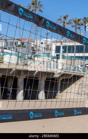 Un Beach-volley net de près avec la jetée de Manhattan Beach en arrière-plan à Los Angeles californie Etats-Unis sur 9 février 2023 Banque D'Images