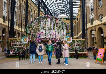 Londres Views UK - visiteurs à la Hay's Galleria près de Tower Bridge Banque D'Images