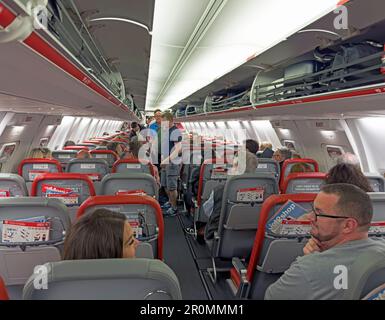Jet2 cabine aérienne, avant le décollage, montrant les bagages de cabine dans les casiers aériens, Boeing G-JZHN 737-8mg Banque D'Images