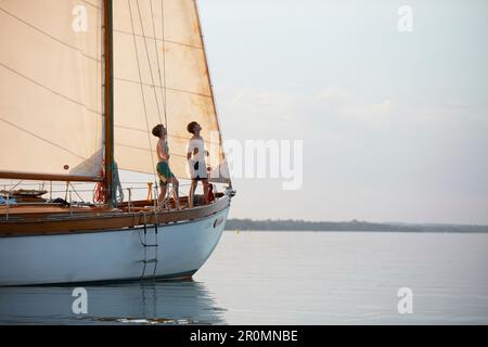 2 adolescents sur la proue, DEUX CÔTÉS SIR SHACKLETON SUR L'AMMERSEE Ammersee, Bavière Allemagne * Lac Ammer, Bavière, Allemagne Banque D'Images