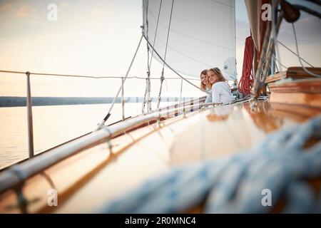 Deux filles de 9 ans à bord du deux maître Sir Shackleton, Ammersee, Bavière, Allemagne Banque D'Images