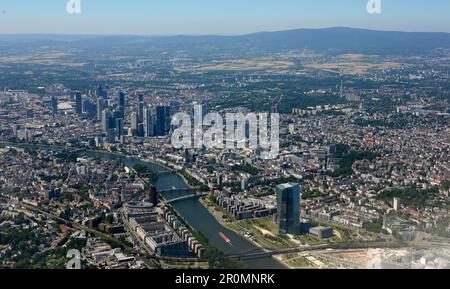 Vue sur le centre-ville avec ses gratte-ciel et la rivière main, sous le bâtiment de la Banque centrale européenne, approche de l'aéroport, Francfort-sur-le-main Banque D'Images