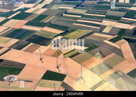Champs précis et colorés avec éoliennes, approche de l'aéroport, à l'ouest de Francfort, Hesse, Allemagne Banque D'Images