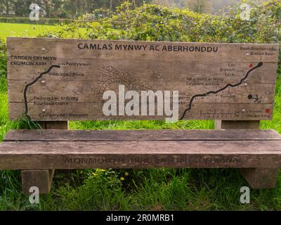 Siège sculpté montrant une carte du bras Crumlin au bassin de Brecon sur le chemin de halage du Monbucshire et du canal de Brecon près de la ville de Brecon Powys Mid Wales UK Banque D'Images