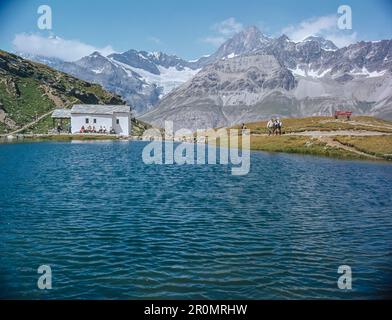 Cette série d'images sont des montagnes près de la station balnéaire suisse de Zermatt vu ici à la célèbre chapelle du lac Schwarzsee en regardant vers les sommets de la corne Oberpignon Banque D'Images