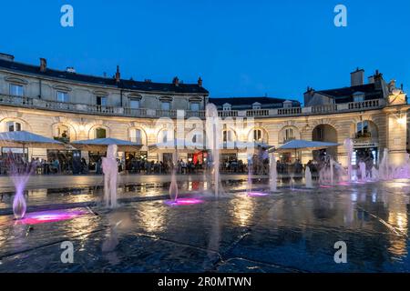 Fontaines d'eau sur la place de la libération à Dijon, Côte d'Or, Côte d'Or, Bourgogne, France Banque D'Images