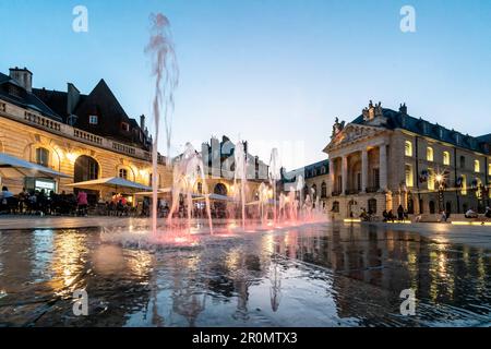 Fontaines d'eau sur la place de la libération à Dijon, le Palais des Ducs de Bourgogne, Palais Ducal, Côte d'Or, Bourgogne, France Banque D'Images