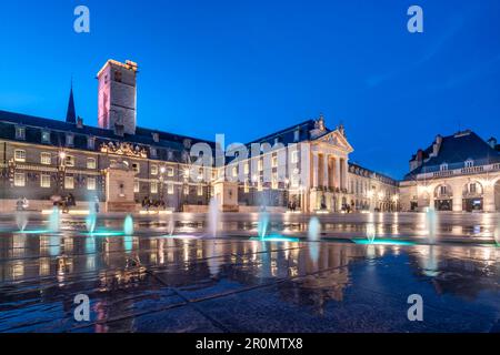 Fontaines d'eau sur la place de la libération à Dijon, le Palais des Ducs de Bourgogne, Palais Ducal, Côte d'Or, Bourgogne, France Banque D'Images