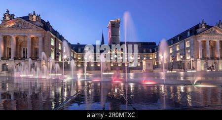 Fontaines d'eau sur la place de la libération à Dijon, le Palais des Ducs de Bourgogne, Palais Ducal, Côte d'Or, Bourgogne, France Banque D'Images