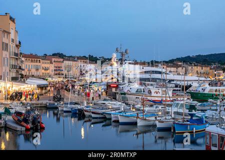 Bateaux de pêche et yachts de luxe dans le port de St. Tropez, Var, Côte d'Azur, Sud de la France, France, Europe, Mer méditerranée, Europe Banque D'Images