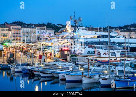 Bateaux de pêche et yachts de luxe dans le port de St. Tropez, Var, Côte d'Azur, Sud de la France, France, Europe, Mer méditerranée, Europe Banque D'Images