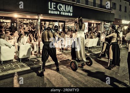 Groupe de danse en face du port branché de St. le Quai Tropez, Var, Côte d'Azur, Sud de la France, France, Europe, Mer méditerranée, Europe Banque D'Images
