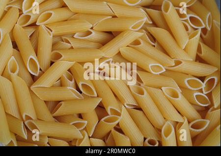Penne Rigate Pasta, Penne est un type extrudé de pâtes avec des morceaux en forme de cylindre, leurs extrémités coupées à un biais. Penne est la forme plurielle de l'italien Banque D'Images