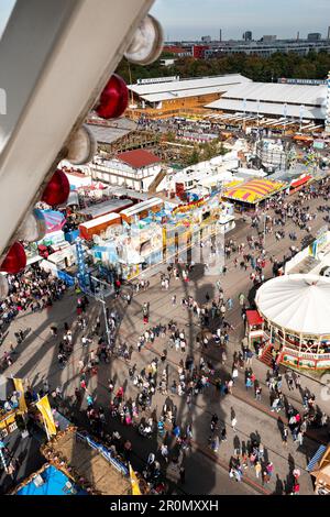 Vue depuis la grande roue jusqu'à l'Oktoberfest de Munich avec ombre, Bavière, Allemagne Banque D'Images