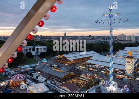 Vue depuis la grande roue jusqu'à l'Oktoberfest de Munich au coucher du soleil, en Bavière, en Allemagne Banque D'Images