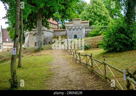 Porte arrière du château de Lichtenstein, édifice historiciste de style néo-gothique, surplombant la colonie de Honau, Swabian Alb, Allemagne. Banque D'Images