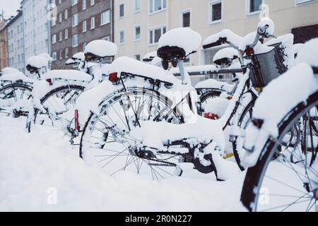 Vélo dans le parking enneigé de†situé près des maisons en ville en hiver de Londres Banque D'Images