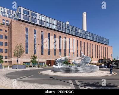 Vue du sud-est vers le bâtiment et le domaine public paysagé. Public Realm à Battersea Power Station, Londres, Royaume-Uni. Architecte: Wilkins Banque D'Images