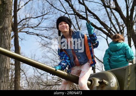 Wheaton, Illinois, États-Unis. Des enfants grimpent sur des chars militaires au parc Cantigny. Banque D'Images