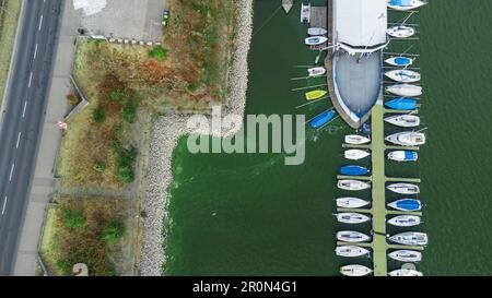 Vue aérienne des bateaux garés sur le port Banque D'Images