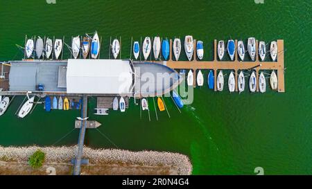 Vue aérienne des bateaux garés sur le port Banque D'Images