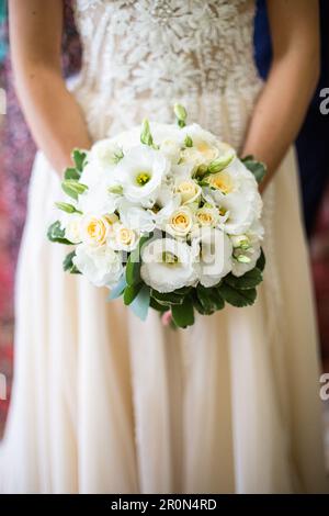 Bouquet de mariage blanc dans les mains de la mariée, gros plan Banque D'Images