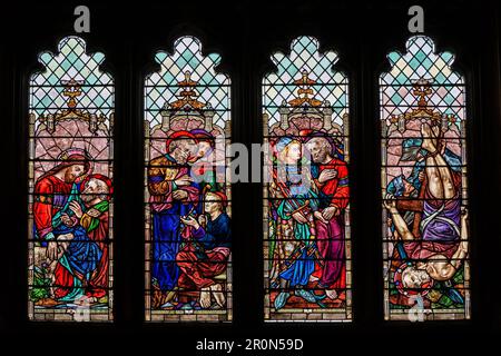 Église Saint-Pierre et Saint-Paul, partie inférieure de la fenêtre ouest représentant des scènes de la vie de Saint-Pierre. Lavenham Suffolk Royaume-Uni. Avril 2023 Banque D'Images