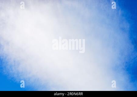 arrière-plan clair des nuages orageux sur le ciel bleu. horizontale Banque D'Images