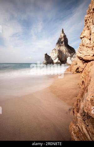 Vue sur les rochers de la plage Praia da Ursa, Colares, Sintra, Portugal Banque D'Images