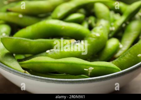 Bol contenant des haricots verts en forme d'edamame dans des dosettes, gros plan Banque D'Images