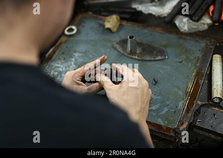 Danli, Honduras. 8th mai 2023. Un travailleur fabrique un cigare dans une usine de Danli, Honduras, 8 mai 2023. Le Honduras est l'un des principaux pays de fabrication de cigares au monde. Credit: Xin Yuewei/Xinhua/Alay Live News Banque D'Images