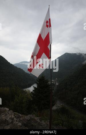 Adjara, Géorgie – 4 septembre 2002 : drapeau géorgien sur la forteresse de Gvara en montagne Banque D'Images