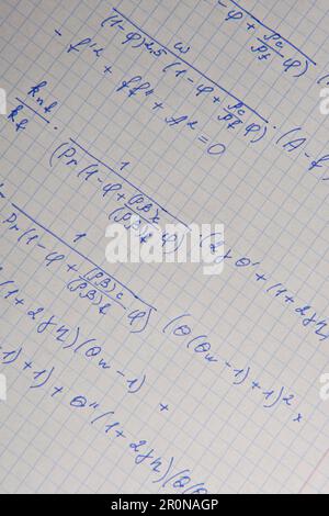 Papier avec des calculs mathématiques écrits comme arrière-plan, gros plan Banque D'Images