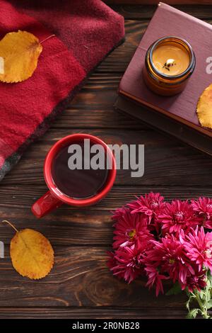 Composition de la nappe d'automne avec de belles fleurs de chrysanthème et une tasse de thé sur une table en bois Banque D'Images