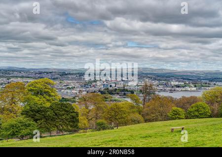 Un magnifique paysage urbain de grande envergure montrant la rivière tamar et la mer à Plymouth avec Dartmoor en arrière-plan. Belle journée, détails exceptionnels. Banque D'Images