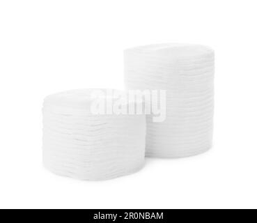Piles de tampons de coton sur fond blanc Banque D'Images