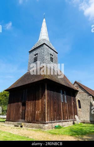 St. Eglise de Margaret, Church Lane, Margaretting, Essex, Royaume-Uni. C15 Tour ouest à pans de bois, à arbrisseau et à structure en bois, avec une flèche de couvain Banque D'Images