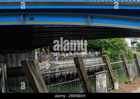 Londres - 05 21 2022: Ponte Bridge 4c sur la Great Western Road au-dessus du Canal de Grand Union avec les gens au restaurant en arrière-plan Banque D'Images