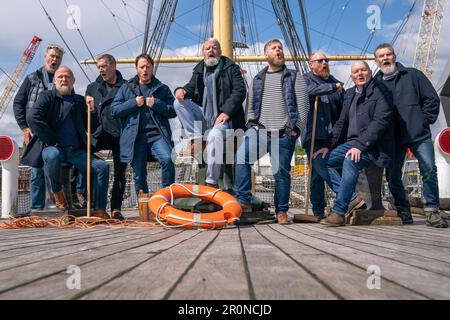 Des membres de la troupe de Fisherman's Friends - The musical pendant un photocall au Tall Ship Glenlee, à Glasgow, avant la soirée d'ouverture de la production au King's Theatre. Date de la photo: Mardi 9 mai 2023. Banque D'Images